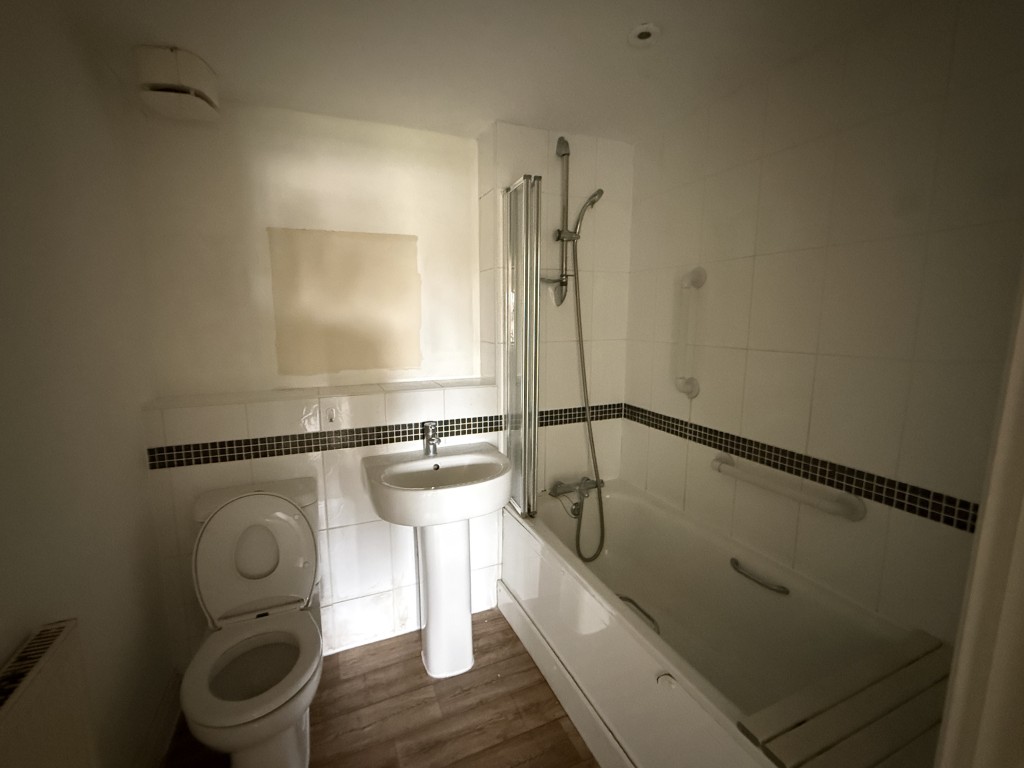 Lot: 25 - OUTSTANDING INVESTMENT - SUBSTANTIAL FREEHOLD MODERN PURPOSE-BUILT DEVELOPMENT OF 23 FLATS IN TWO BLOCKS - Flat 21 - Bathroom